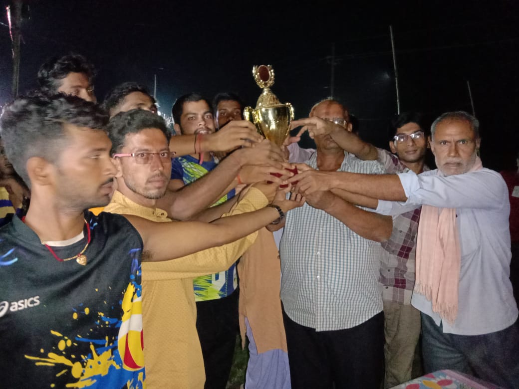 कन्हैयाचक ने डुमरिया बुजुर्ग को हराकर जीता ग्लोरियस ट्रॉफी 4 IMG 20220528 WA0005