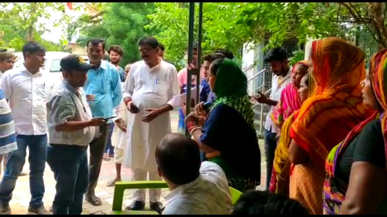 सार्वजनिक बाबा स्थान के जमीन विवाद को लेकर दोनों पक्ष पहुंचे विधायक आवास 3 IMG 20220528 WA0011