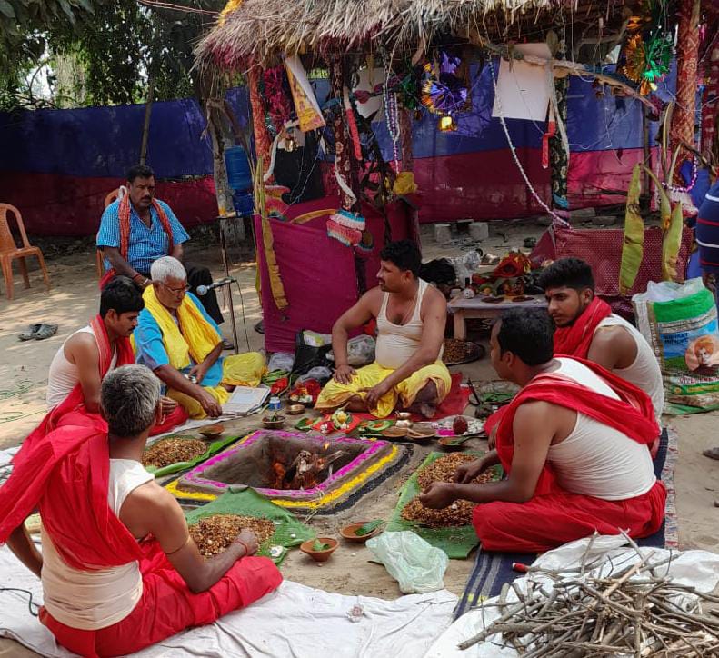 सुदृढ़ रूप में पुल निर्माण कराने के बजाय एसपी सिंगला के अधिकारी करा रहे चंडी पाठ 3 IMG 20220529 WA0028