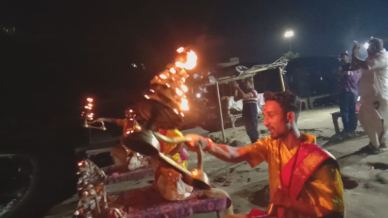 अजगैबीनाथ धाम मे जहान्वी गंगा महाआरती सभा द्वारा प्रत्येक सोमवार को गंगा महाआरती का हुआ शुभारंभ।। 2 img 20220502 wa00473059171309536062733