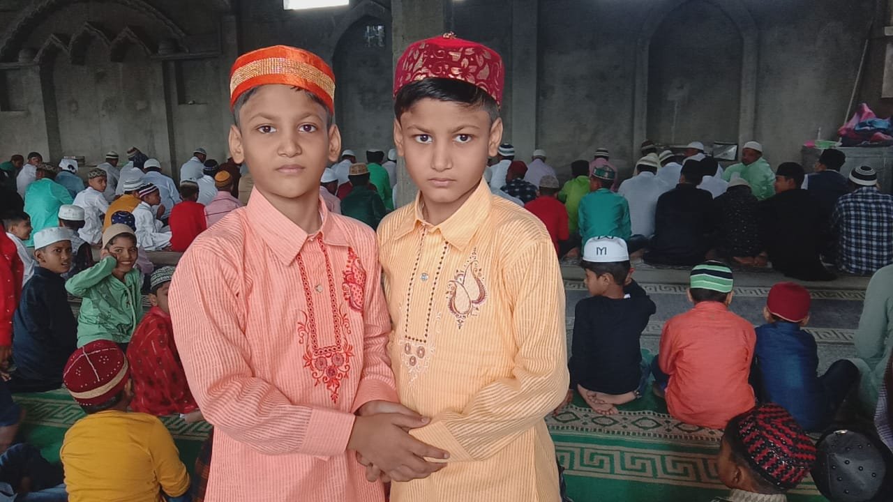 ईद के अवसर पर हजारों रोजादारो ने देश मे सुख शांति कि दुआएं मांगे ।। Inquilabindia 2 img 20220503 wa00613402687687287478624