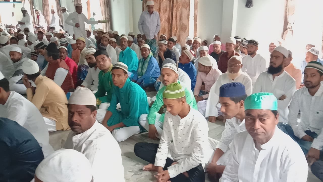 ईद के अवसर पर हजारों रोजादारो ने देश मे सुख शांति कि दुआएं मांगे ।। Inquilabindia 3 img 20220503 wa00628959840006845052996