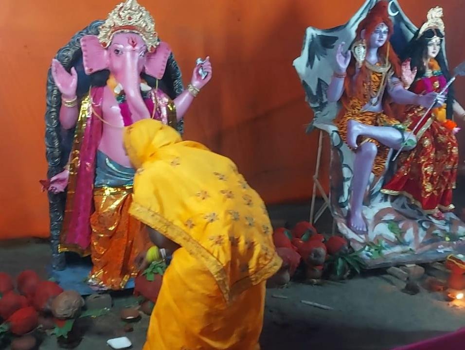 गनगनिया पंचायत के दुर्गा स्थान प्रागण मे चार दिवसीय महायज्ञ का उदघाटन जिला परिषद सदस्या आशा जयसवाल ने फिता काट कर किये। 2 img 20220512 wa0121802643181700782011