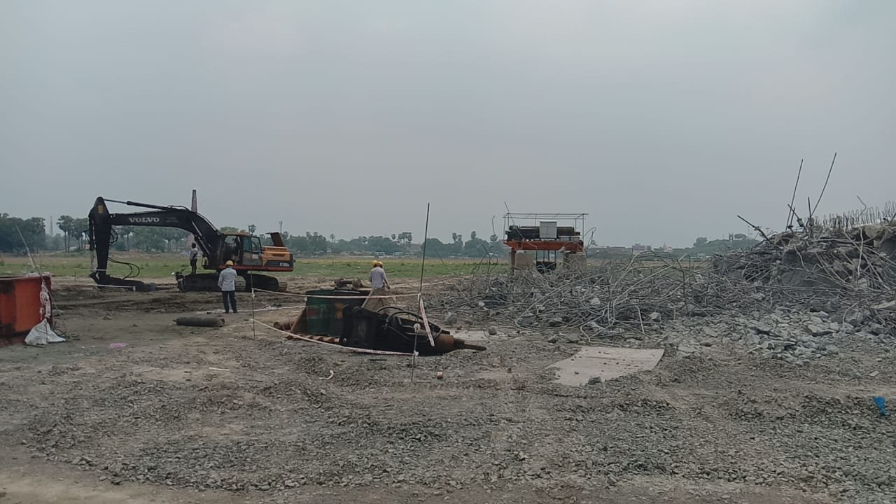 सुलतानगंज अगुवानी पुल का 36 इस्टेचर 30 अप्रैल को गिरने पर मलवा उठाअ कार्य युद्ध स्तर से जारी।। 3 img 20220513 wa00195724830565278109723