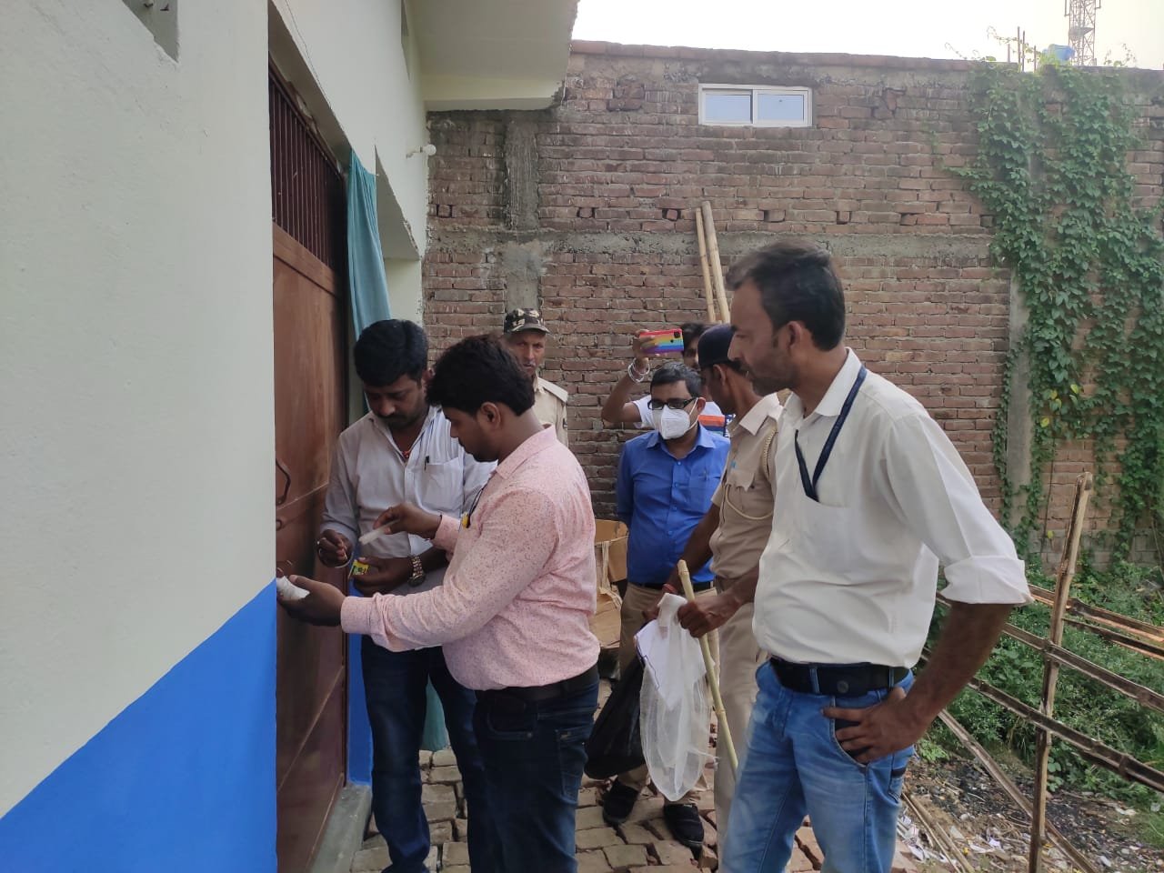 अवैध रूप से संचालित दो फ़र्जी हॉस्पिटल को पदाधिकारियों ने किया सील // Inquilabindia 2 img 20220513 wa00466109797919273617639