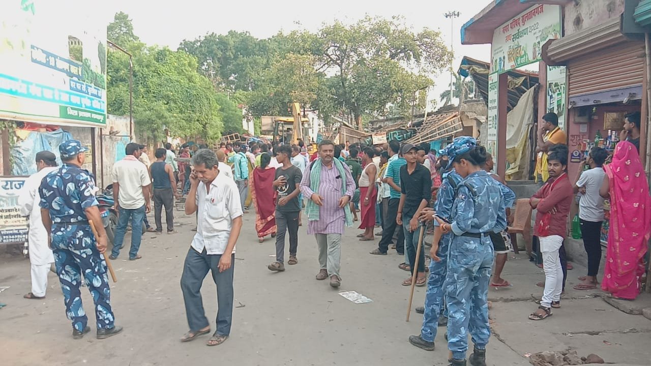 श्रावणी मेला तैयारी को लेकर शहर मे कार्यपालक पदाधिकारी के निर्देश पर चला अतिक्रमण का बुलडोजर। 2 img 20220515 wa00146879506157709032366