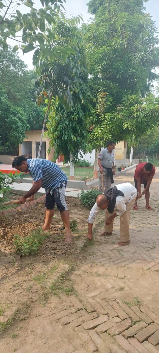 बिहपुर थाना प्रभारी ने थाना परिसर में चलाया सफाई अभियान ।। Inquilabindia 4 img 20220515 wa00207955844859264112051