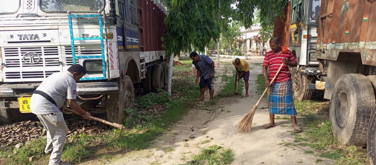 बिहपुर थाना प्रभारी ने थाना परिसर में चलाया सफाई अभियान ।। Inquilabindia 2 img 20220515 wa00241789339232052606030