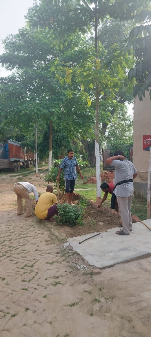 बिहपुर थाना प्रभारी ने थाना परिसर में चलाया सफाई अभियान ।। Inquilabindia 3 img 20220515 wa00257948180927346423213