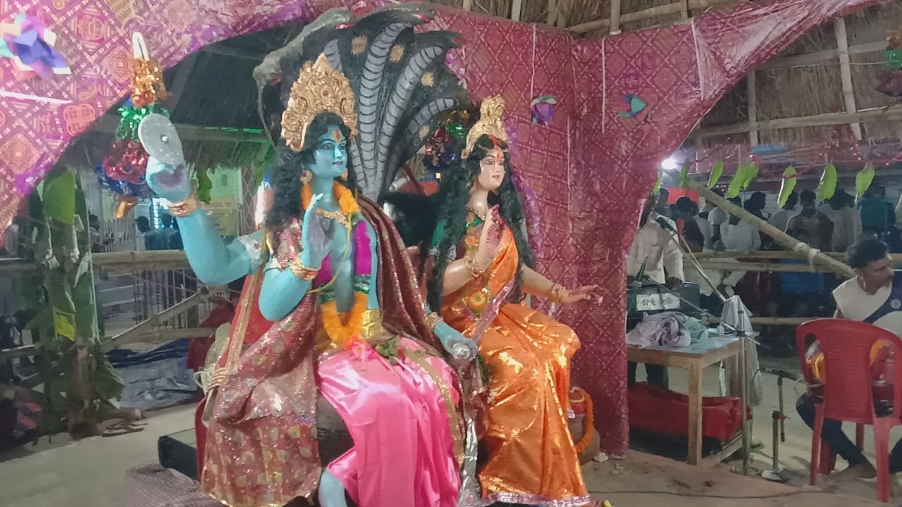 गनगनिया पंचायत के दुर्गा स्थान प्रागण मे चार दिवसीय महायज्ञ के तीसरे.दिन रामधुन नृत्य कार्यक्रम को देखने भक्तों कि भीड़ उमड़ पड़ी ।। 2 img 20220515 wa00341123173808315936121