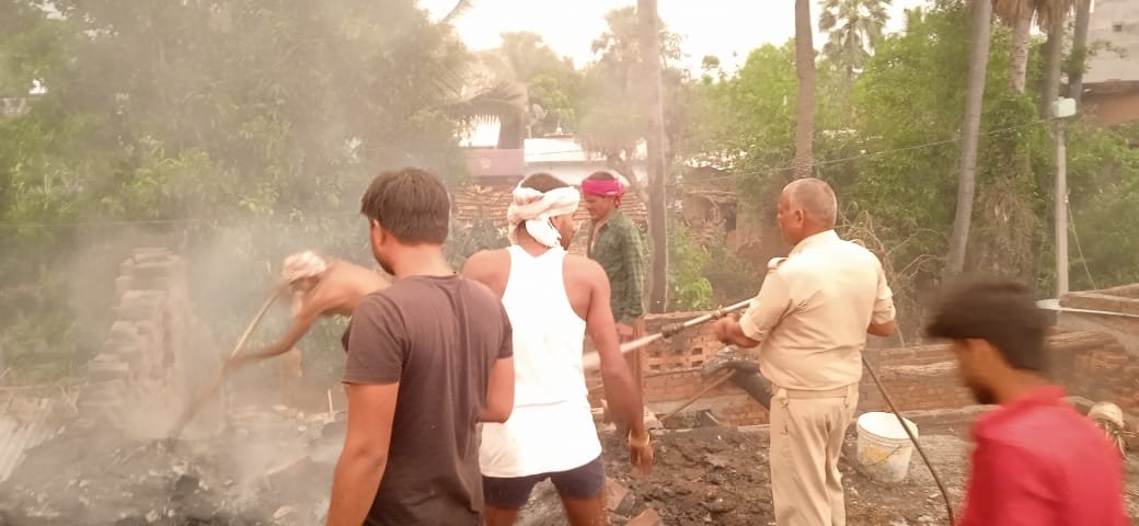 आग लगने से चार घर जलकर राख लाखों रुपए का नुकसान ।। Inquilabindia 2 img 20220520 wa02041047779906103631742