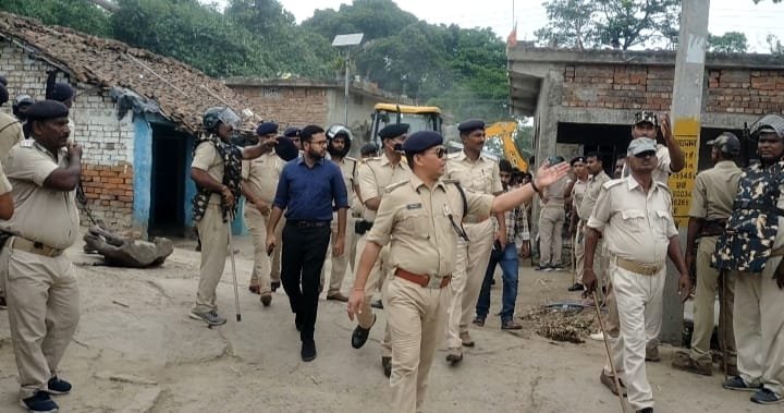 खरीक के अंभो में हुई अतिक्रमणमुक्त की कार्यवाई ।। Inquilabindia 2 img 20220523 wa00023423049396715433472