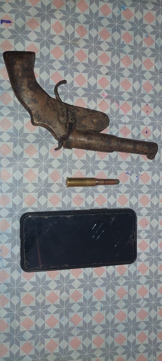 बिहपुर पुलिस ने एक देशी कट्टा, एक गोली और एक मोबाइल के साथ दो को किया गिरफ्तार ।। Inquilabindia 3 img 20220523 wa00061553186500290338118