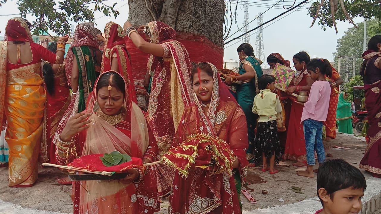 अजगैबीनाथ धाम मे वट सावीत्री पुजा को लेकर वट वृक्ष मे महिलाओ कि सुबह से ही अपने पति कि दिर्घायु कि कामना । 2 img 20220530 wa00117477028313973408089