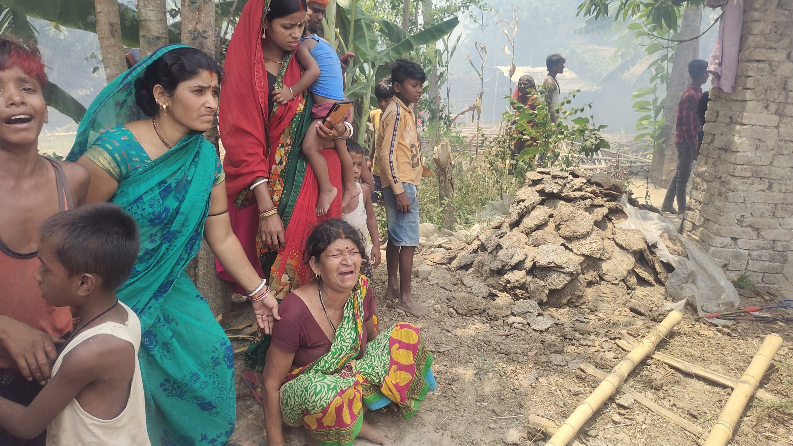 बभनगामा वार्ड संख्या- 8 में चूल्हे की चिंगारी से लगी आग, 11 घर जलकर राख, दो अग्निशमन की मदद से आग पर पाया काबू ।। 4 img 20220523 1125593728626171954629278 scaled