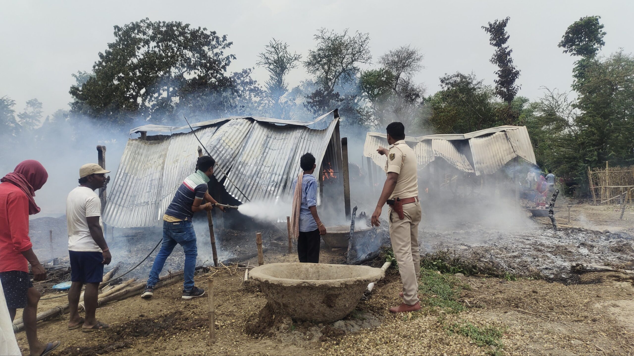 बभनगामा वार्ड संख्या- 8 में चूल्हे की चिंगारी से लगी आग, 11 घर जलकर राख, दो अग्निशमन की मदद से आग पर पाया काबू ।। 2 img 20220523 1137453843896896790503300 scaled
