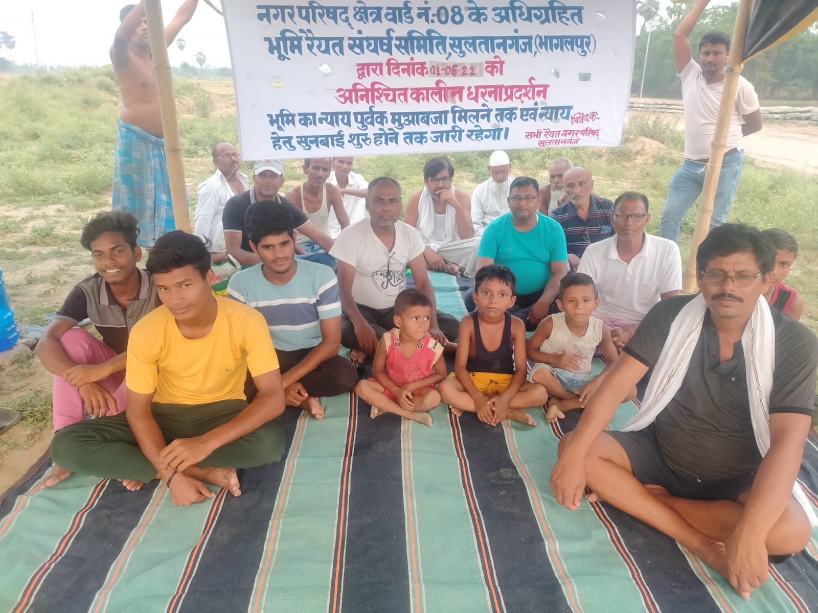 सुलतानगंज अगुवानी पुल के रैयत किसानों का मुआवजा नहीं मिलने पर दुसरे दिन भी धरना जारी। 1 IMG 20220603 WA0126