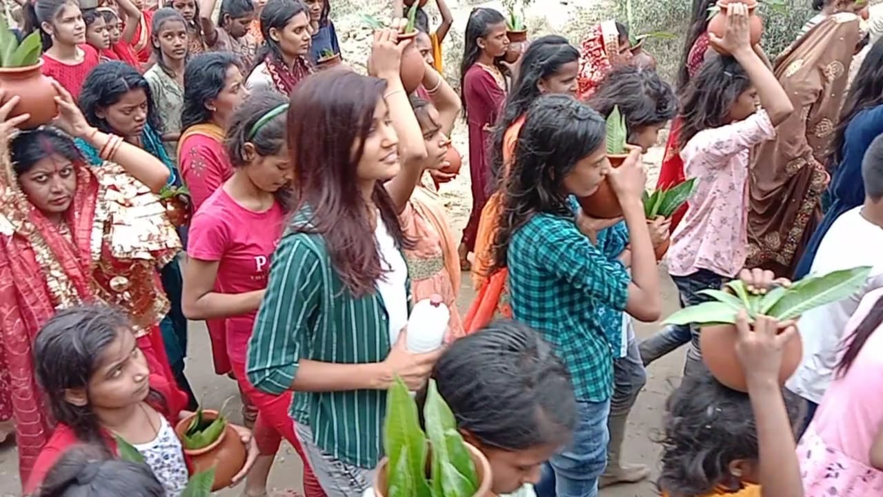 ठाकुरवाड़ी मंदिर के प्राण प्रतिष्ठा हेतु निकली भव्य कलश शोभायात्रा 3 IMG 20220607 WA0015 1
