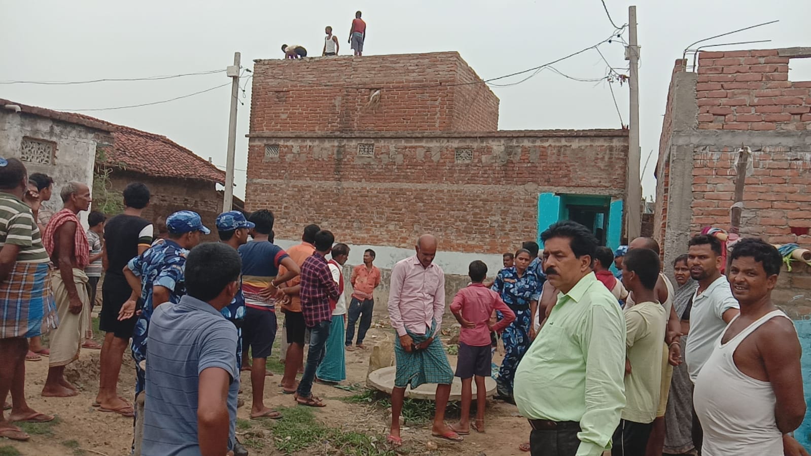 रघुचक गांव मे बिहार सरकार के जमीन पर रह लोगों को जिला प्रशासन के निर्देश पर अंचलाधिकारी ने अतिक्रमण मुक्त कराएं। IMG 20220607 WA0017