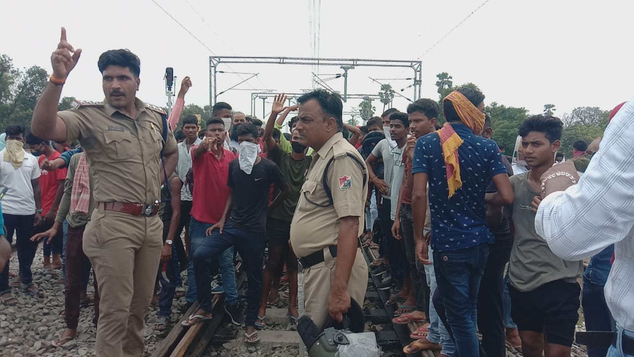 सुलतानगंज मे अग्निपथ योजनाओं का छात्रों ने जमकर विरोध प्रर्दशन हंगामा करते हुए टायर जलाकर आगजनी किये। 1 IMG 20220617 WA0108