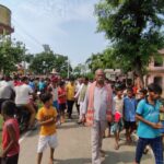 Inq Tmp 37 भीरखुर्द के ग्रामीणों ने शिक्षक की स्थानांतरण को लेकर प्रखंड मुख्यालय में किया धरना प्रदर्शन।