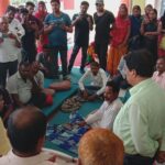Inq Tmp 32 भीरखुर्द पंचायत के ग्रामीणों द्वारा शिक्षकों के स्थानतरण को लेकर अमरण अनशन के तीसरे दिन एसडीओ धन्नजय कुमार किये मुलाकात।