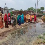 Inq Tmp 32 जलजमाव व गंदे पानी से परेशान हुए मिरहट्टी के ग्रामवासी, आवागमन में हो रही है काफी परेशानी।