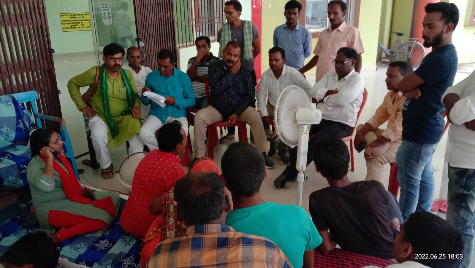 भीरखुर्द सरपंच का अमरण अनशन के छठे दिन राजद के कार्यकर्ताओं ने मुलाकात करते हुये पदाधिकारियों को जल्द मांग पुरा करे नहीं तो आनदोलन की चेतावनी। 1 IMG 20220626 WA0066