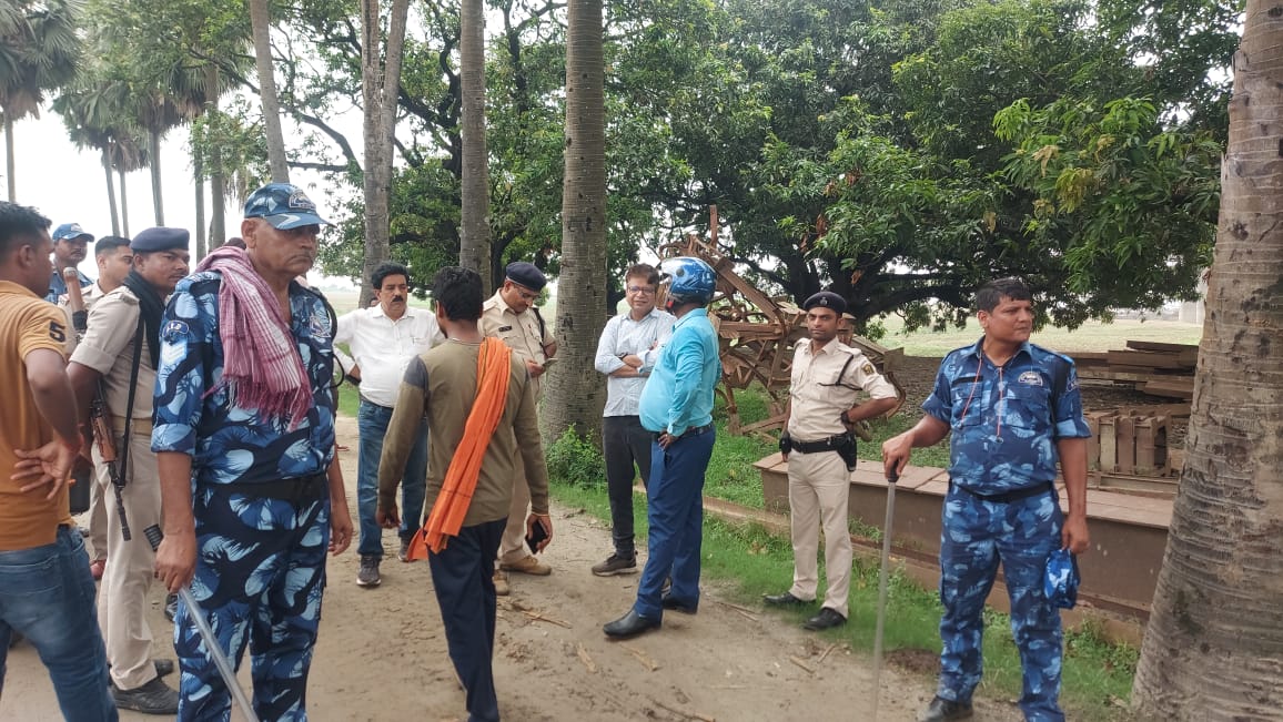 अगुवानी पुल के अप्रोच पथ पर रैयत किसानों ने मुवाब्जे की मांग को लेकर कार्य को कराया बंद हुवा पथराव पुलिसकर्मियों ने की लाठी चार्ज रैयत किसानों सहित पुलिसकर्मी हुए घायल। 1 IMG 20220630 WA0063