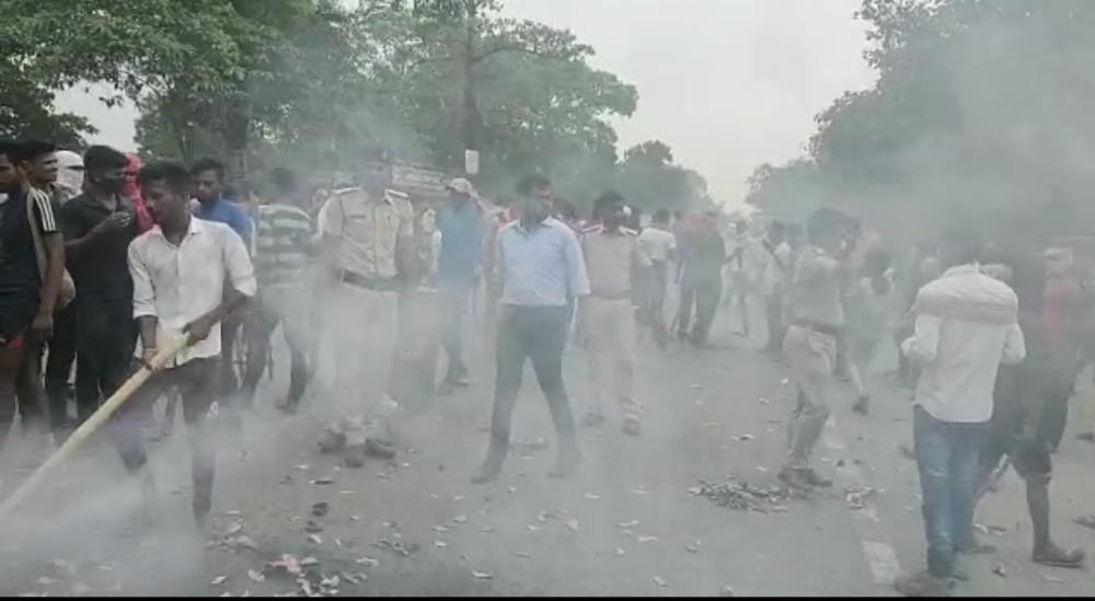 अग्निपथ योजना को लेकर प्रदर्शन के बाद नवगछिया में अलर्ट जारी, रेलवे स्टेशनों पर चौकसी बढ़ी ।। Inquilabindia 4 img 20220617 wa0124818381028332234678
