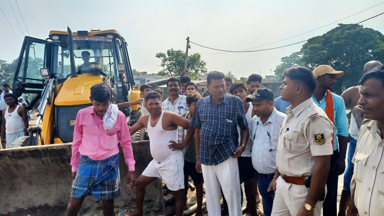 अगुआनी - नारायणपुर जीएन बांध पथ पर अतिक्रमणकारियों के बीच चली बुलडोजर 3 IMG 20220701 WA0004 1