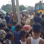 Inq Tmp 33 अगुआनी – नारायणपुर जीएन बांध पथ पर अतिक्रमणकारियों के बीच चली बुलडोजर