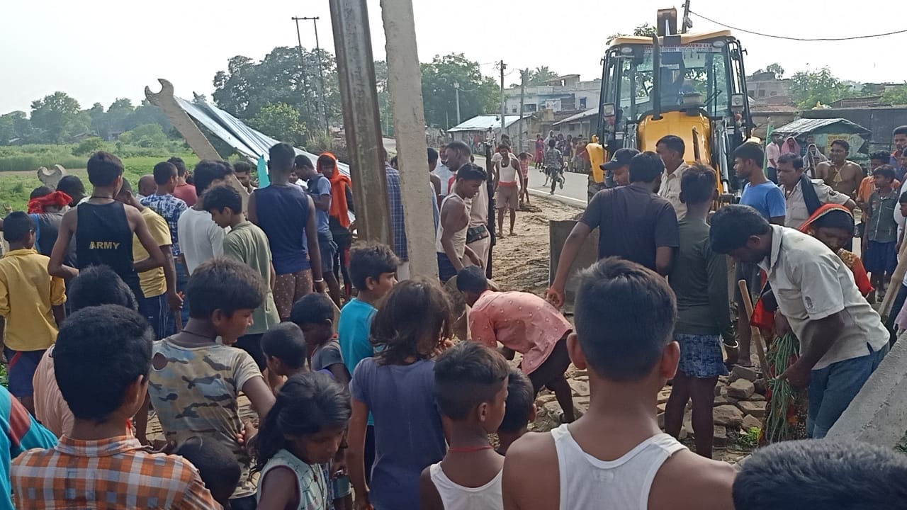 अगुआनी - नारायणपुर जीएन बांध पथ पर अतिक्रमणकारियों के बीच चली बुलडोजर 5 IMG 20220701 WA0005 2