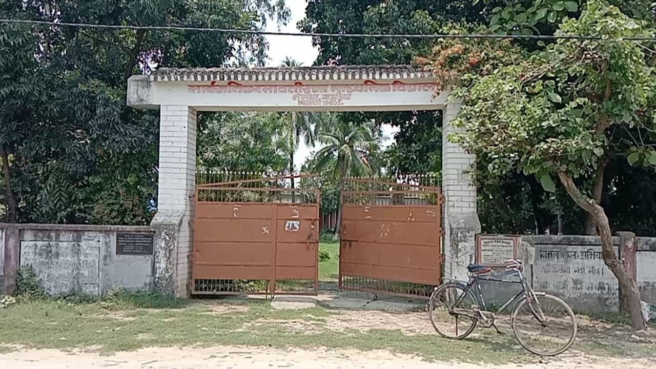 असामाजिक तत्वों द्वारा सार्वजनिक रामावती उच्च विद्यालय,तेमथा में किया तोड़फोड़ 2 IMG 20220701 WA0007 1