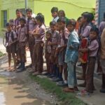 Inq Tmp 36 सड़क पर जमा गंदे नाले के पानी में ग्रामीणों ने खड़ा होकर जमकर किया विरोध प्रदर्शन ।।