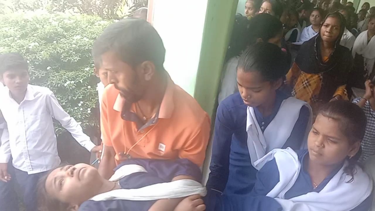 छत की छज्जा के साथ गिरी तीन छात्रा हुए बुरी तरह घायल 4 IMG 20220708 WA0000