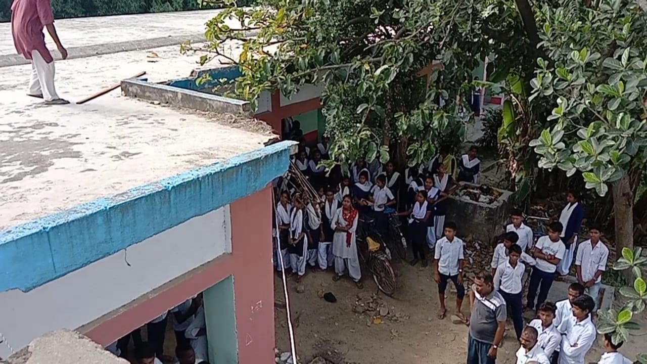 छत की छज्जा के साथ गिरी तीन छात्रा हुए बुरी तरह घायल 2 IMG 20220708 WA0003