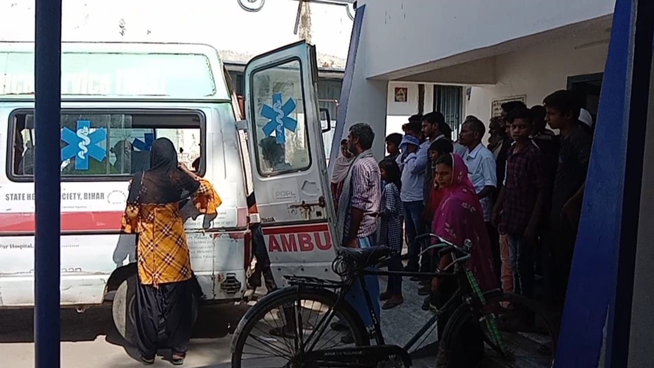छत की छज्जा के साथ गिरी तीन छात्रा हुए बुरी तरह घायल 6 IMG 20220708 WA0004 1
