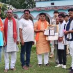 Inq Tmp 31 बिहपुर के घनश्याम को बिहपुर विधायक ई.शैलेंद्र ने गुरूवार को बिहपुर डाकबंबला परिसर में अंवस्त्रम देकर किया सम्मानित ।।