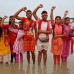 Inq Tmp 36 हजारों की संख्याओं में अगुवानी गंगा घाट से कांवरिया विभिन्न शिवालयों की ओर हुए रवाना।।