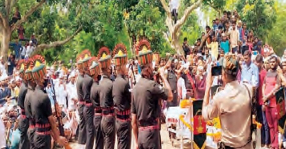 राजकीय सम्मान के साथ नम आँखों से दिवंगत फौजी को दी गई अंतिम विदाई ।। 2 img 20220722 092641264027464487210732
