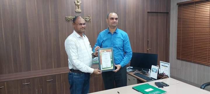 परबत्ता बीडीओ और सीडीपीओ को खगड़िया डीएम ने किया सम्मानित ।। 2 IMG 20220816 WA0034