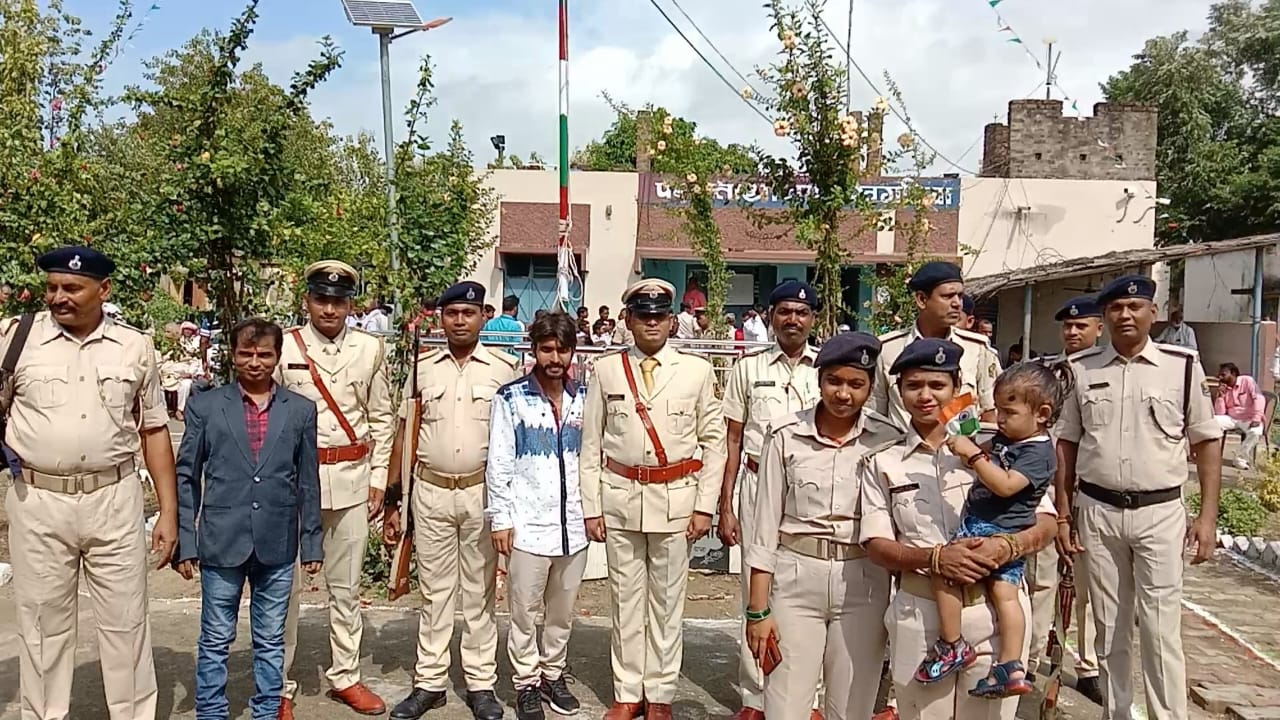 स्वतंत्रता दिवस के मौके शान से लहराया तिरंगा झंडा झंडा ।। 2 IMG 20220816 WA0043
