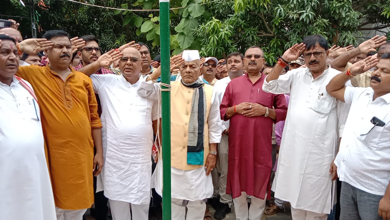 स्वतंत्रता दिवस के मौके शान से लहराया तिरंगा झंडा झंडा ।। 8 IMG 20220816 WA0044