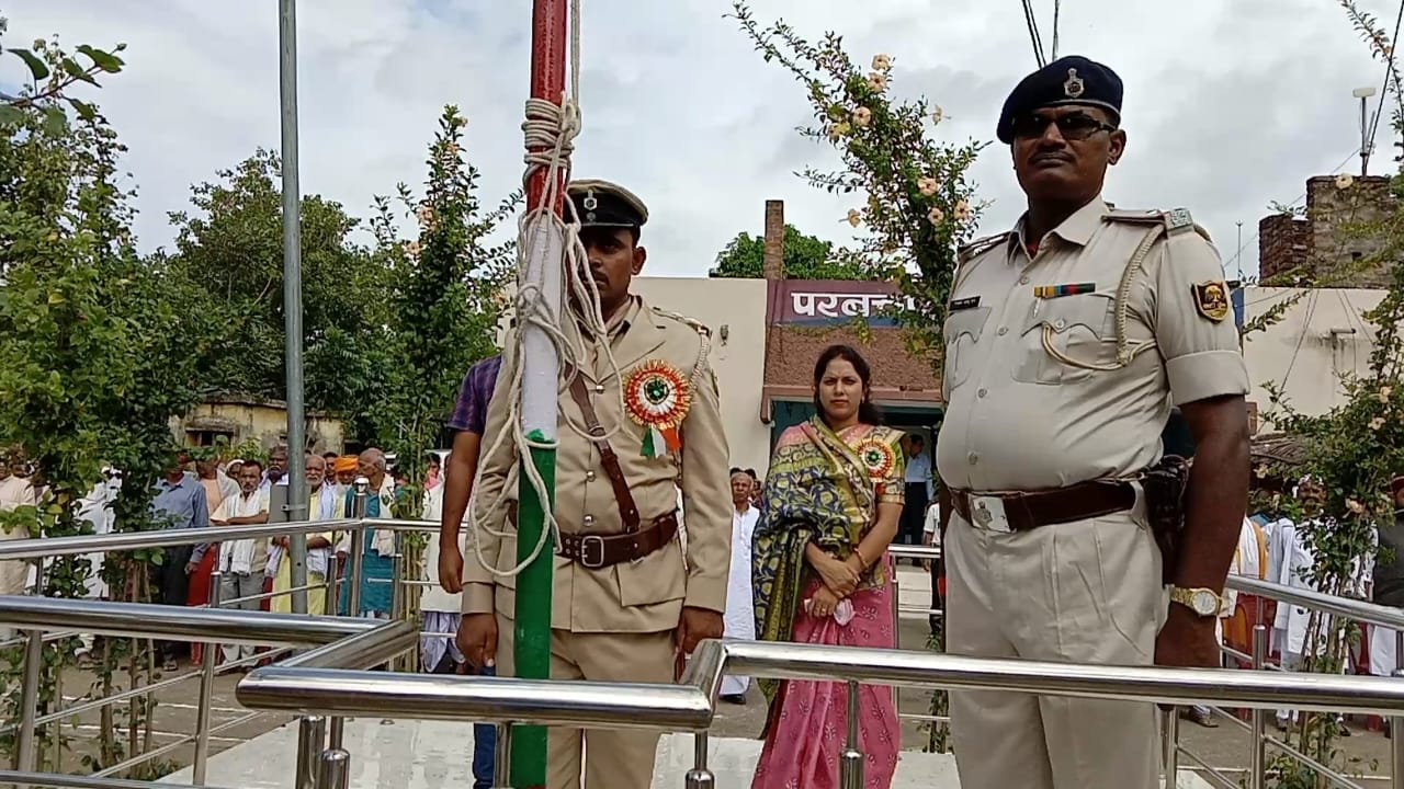 स्वतंत्रता दिवस के मौके शान से लहराया तिरंगा झंडा झंडा ।। 15 IMG 20220816 WA0056
