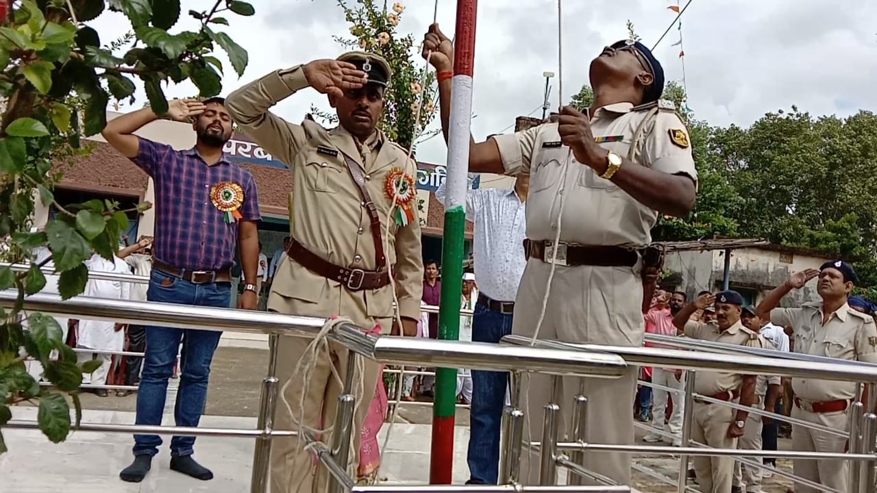 स्वतंत्रता दिवस के मौके शान से लहराया तिरंगा झंडा झंडा ।। 5 IMG 20220816 WA0057