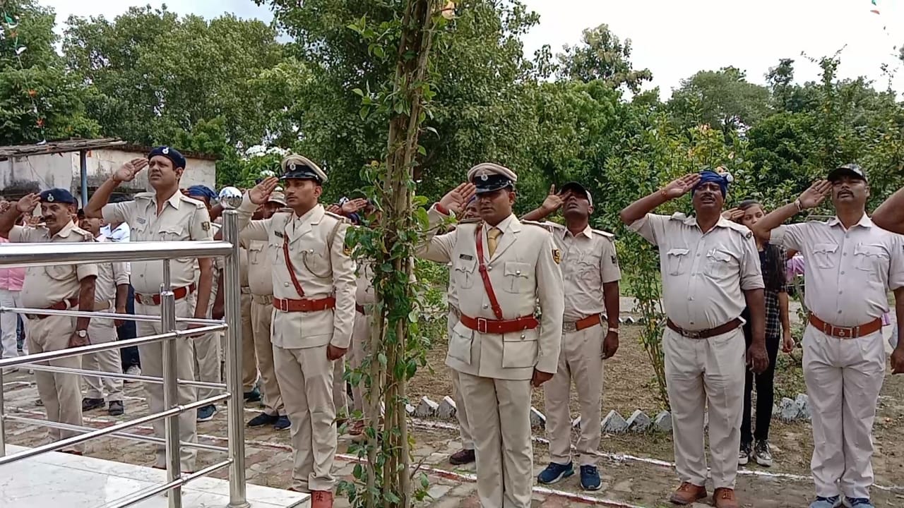 स्वतंत्रता दिवस के मौके शान से लहराया तिरंगा झंडा झंडा ।। 12 IMG 20220816 WA0059