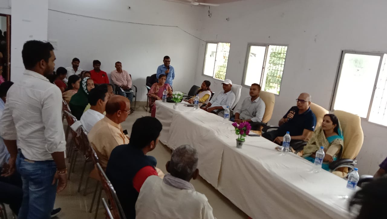 प्रखंड मुख्यालय के बैठक में अधिकारियों को विधायक ने लगाया फटकार ।। Inquilabindia 8 IMG 20220824 WA0001 1