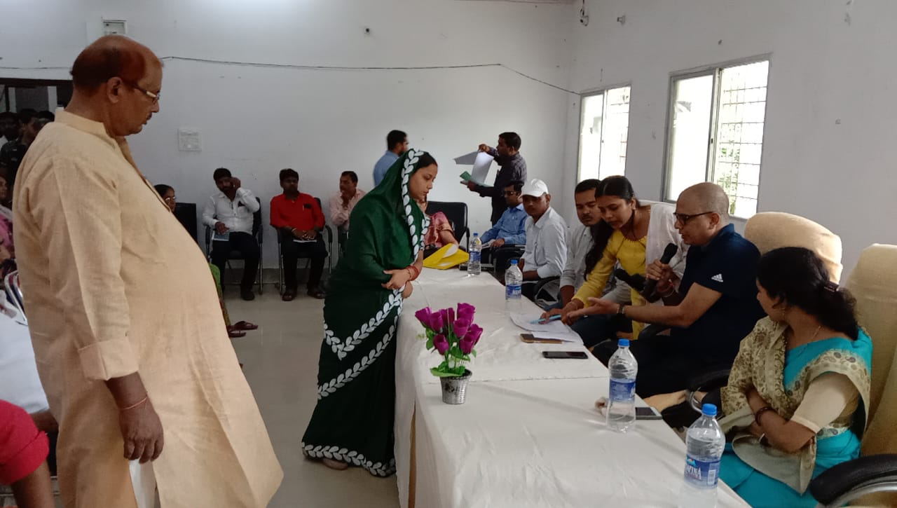 प्रखंड मुख्यालय के बैठक में अधिकारियों को विधायक ने लगाया फटकार ।। Inquilabindia 4 IMG 20220824 WA0002