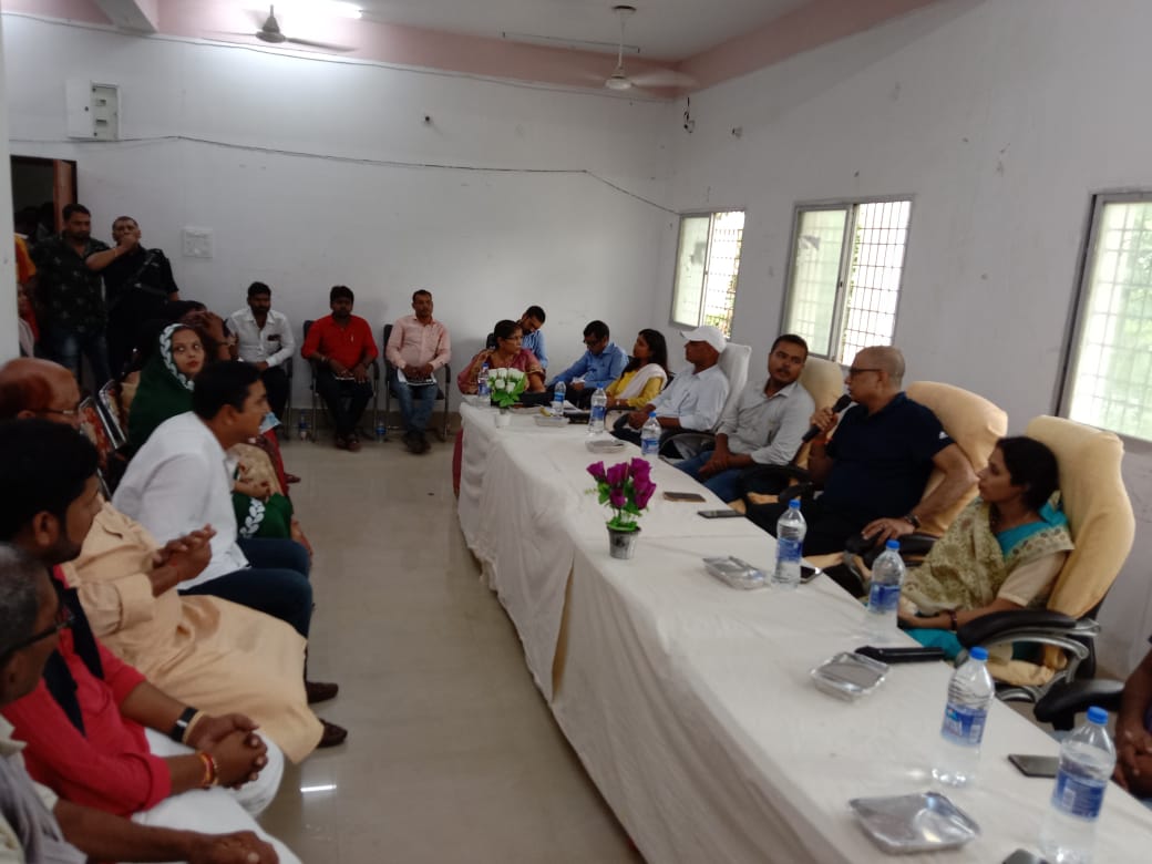 प्रखंड मुख्यालय के बैठक में अधिकारियों को विधायक ने लगाया फटकार ।। Inquilabindia 2 IMG 20220824 WA0005